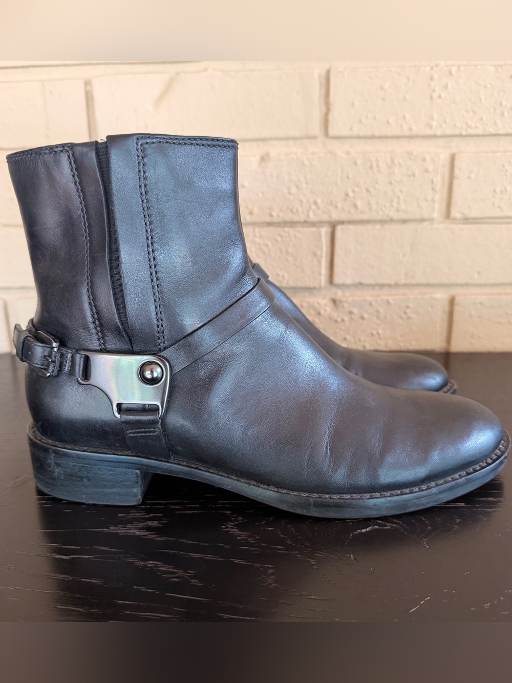 ECCO BLACK HARNESS BOOTS WOMENS SHOES SIZE 38/7.5 SIDE ZIP CHELSEA HOBART MODERN